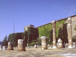 veduta della cinta muraria del Castello con in primo piani i resti dell'antica basilica